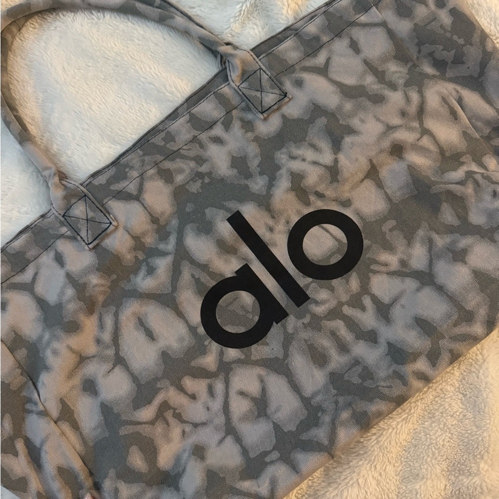 ALO Yoga Gray and White Patterned Tote with Black Logo - Picture 2 of 6